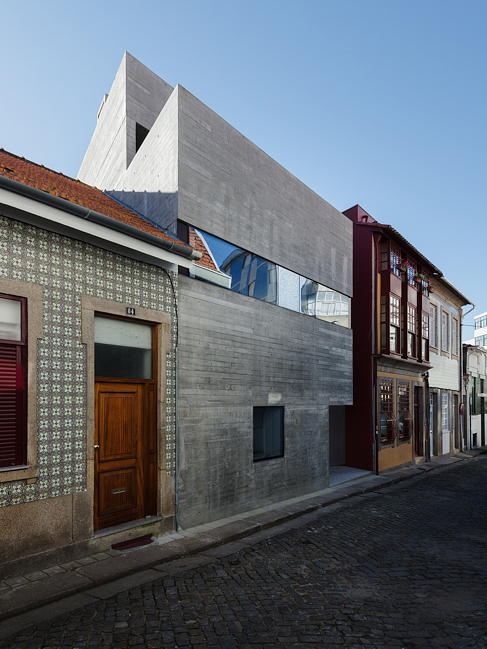House in Porto is a narrow concrete house that falls within historical houses in Portugal
