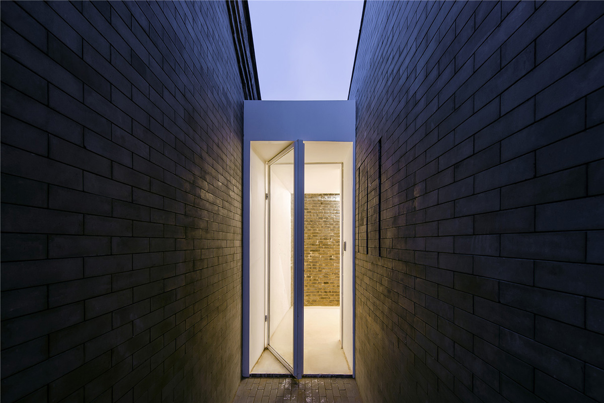 Tea House in Hutong is a new multi-functional space injected within old city