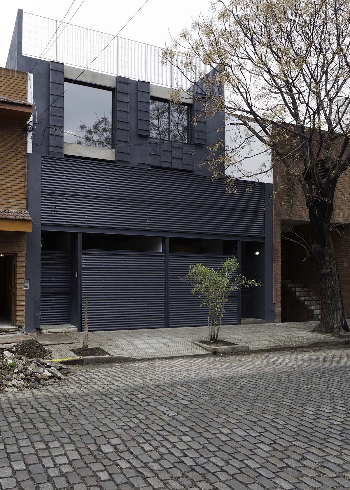 Two Houses Conde represented with various connections in its context designed by HM Architects