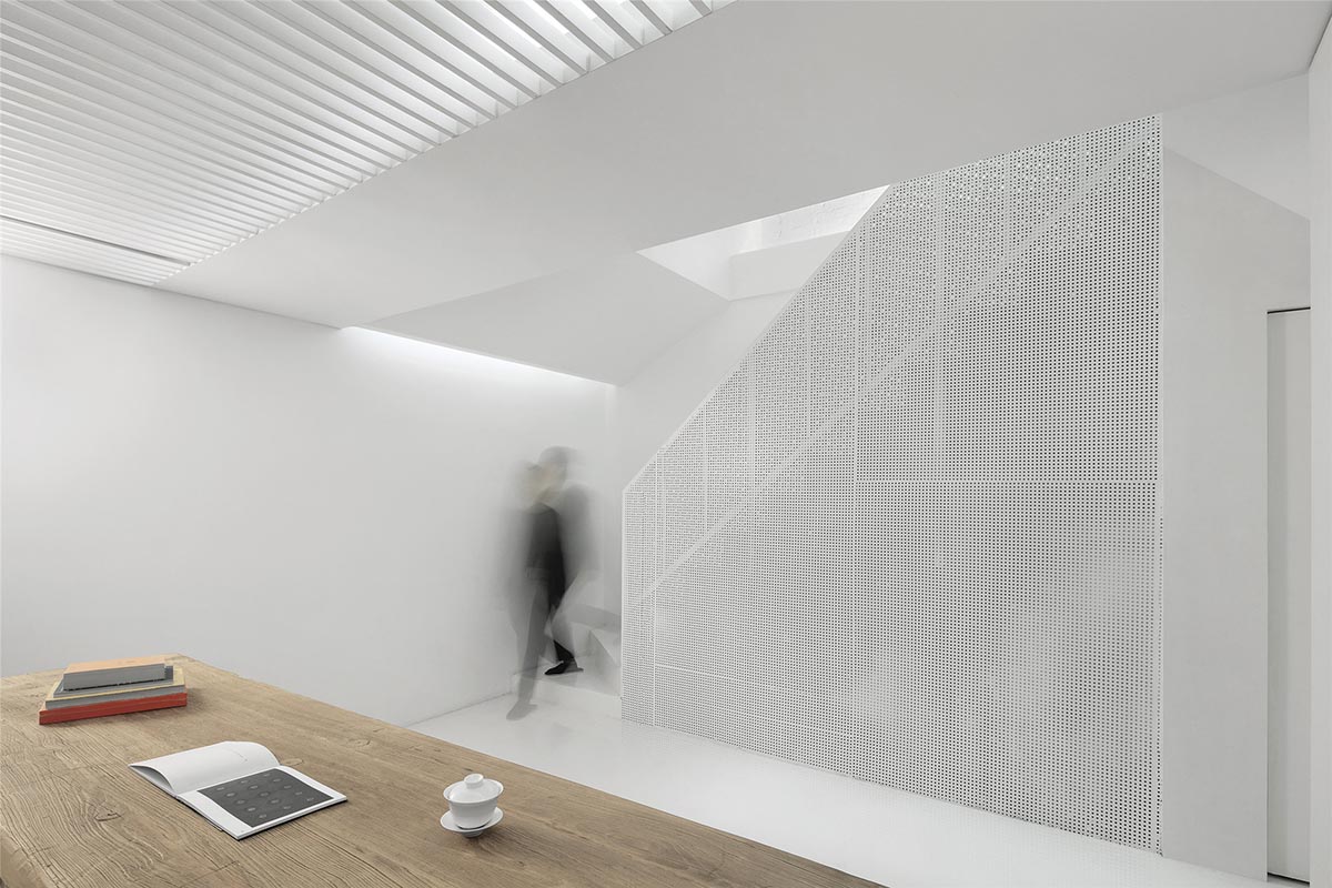 Arch Studio renovates Hutong House in Beijing with a white & simplistic makeover