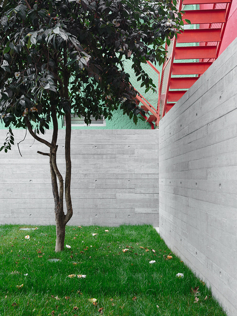 House in Porto is a narrow concrete house that falls within historical houses in Portugal