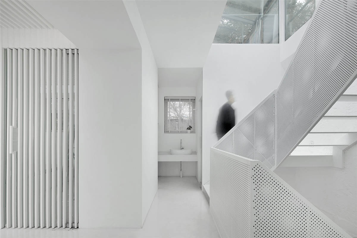 Arch Studio renovates Hutong House in Beijing with a white & simplistic makeover