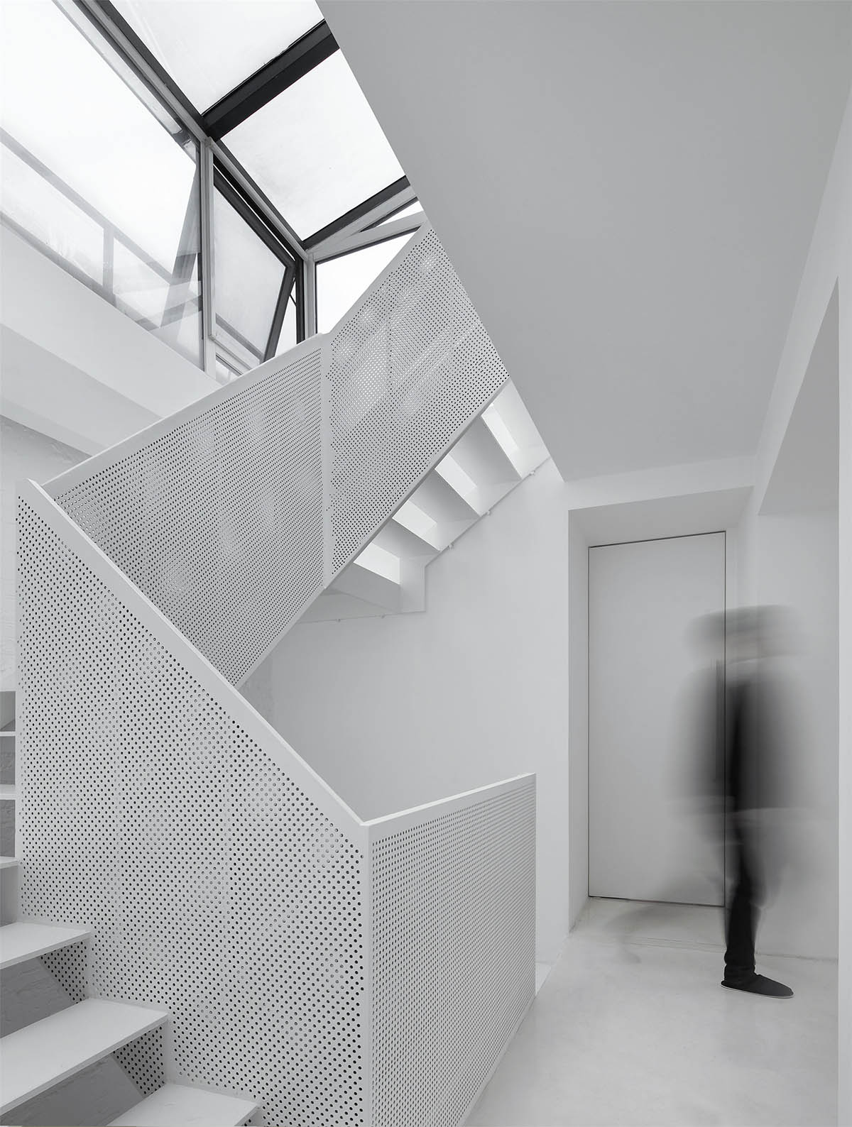 Arch Studio renovates Hutong House in Beijing with a white & simplistic makeover