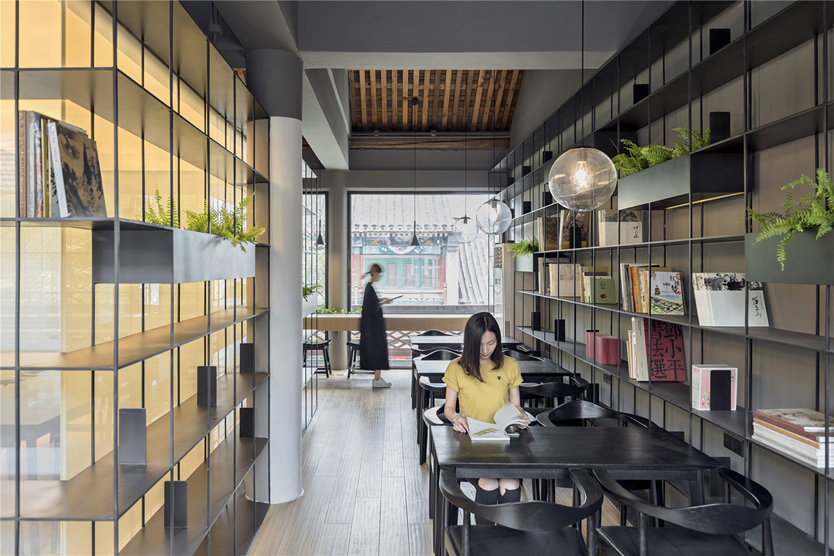 Rongbaozhai Coffee Bookstore is changing the mode of reading by mixing it with coffee house