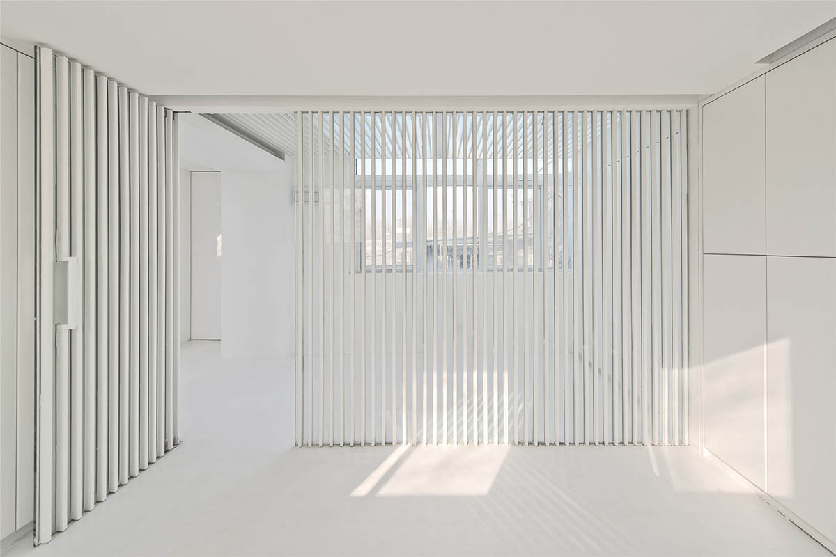 Arch Studio renovates Hutong House in Beijing with a white & simplistic makeover