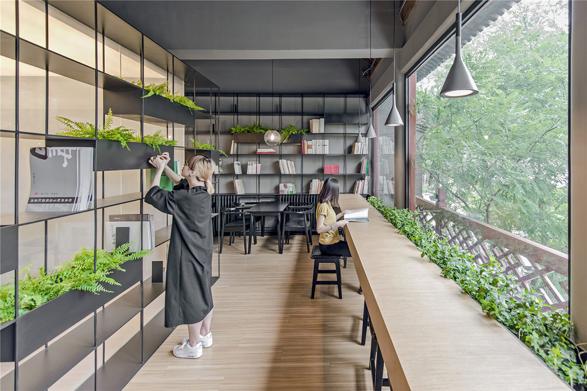 Rongbaozhai Coffee Bookstore is changing the mode of reading by mixing it with coffee house