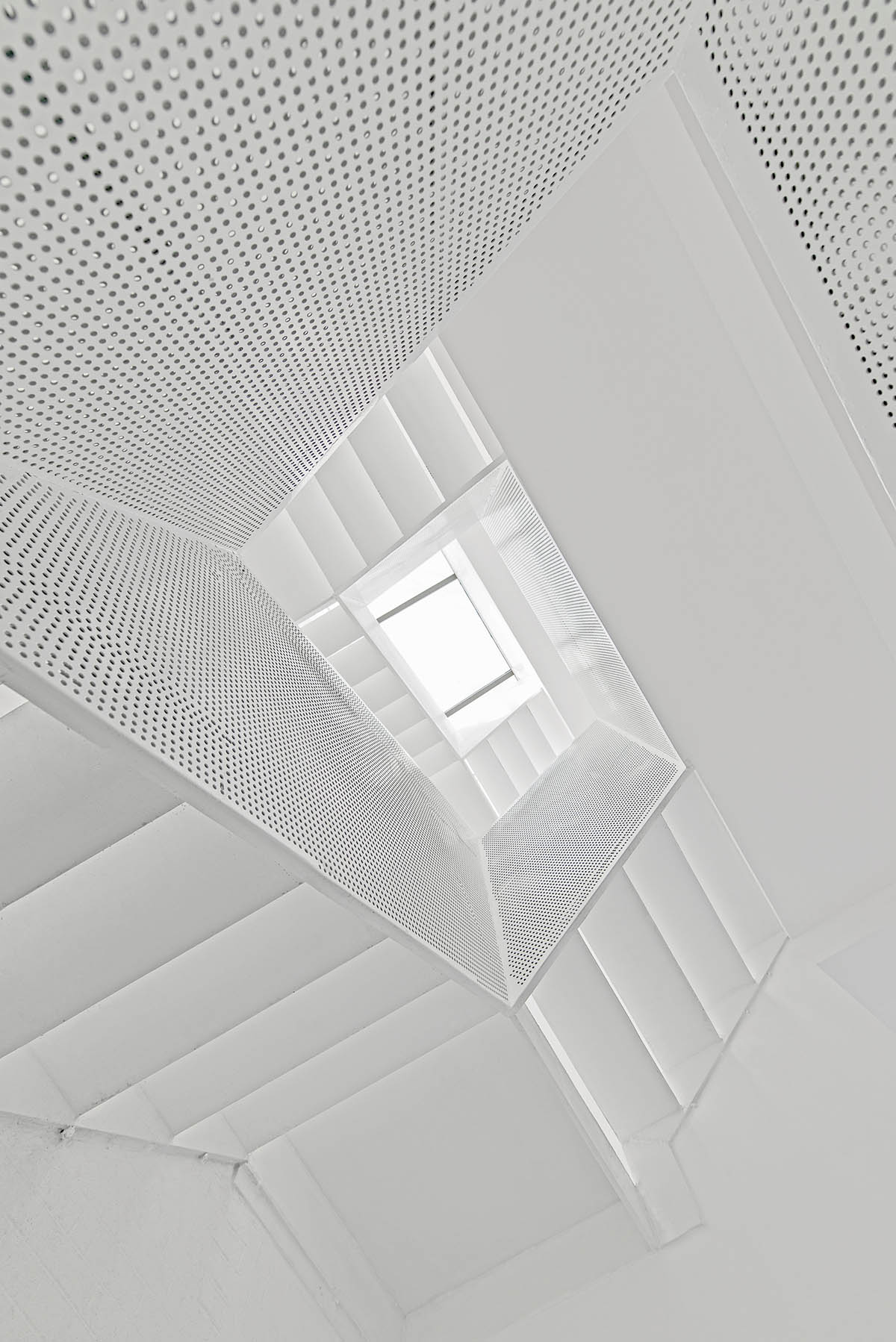 Arch Studio renovates Hutong House in Beijing with a white & simplistic makeover