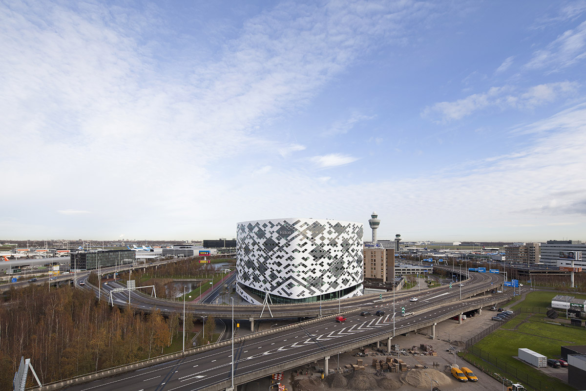 Mecanoo completed its new curvaceous building Hilton Amsterdam Airport Schiphol