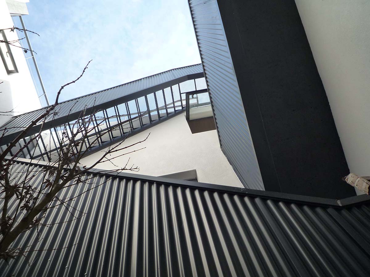 Two Houses Conde represented with various connections in its context designed by HM Architects