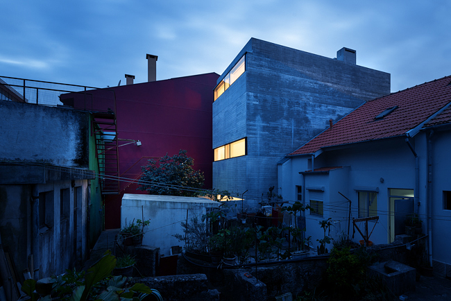 House in Porto is a narrow concrete house that falls within historical houses in Portugal