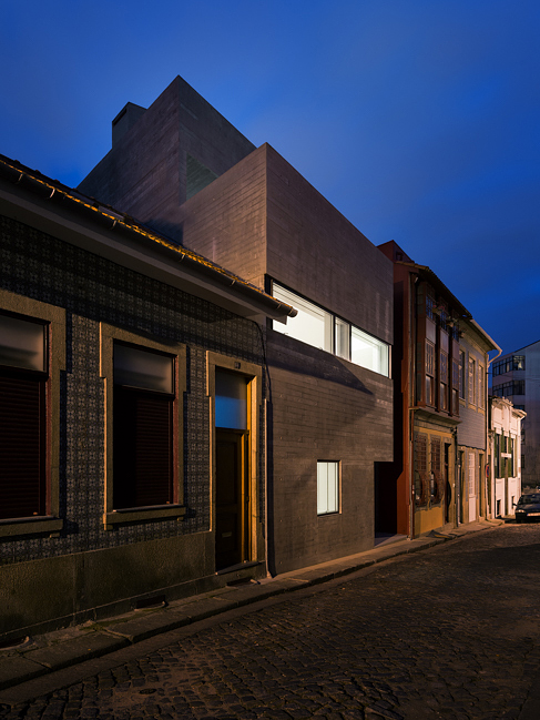 House in Porto is a narrow concrete house that falls within historical houses in Portugal