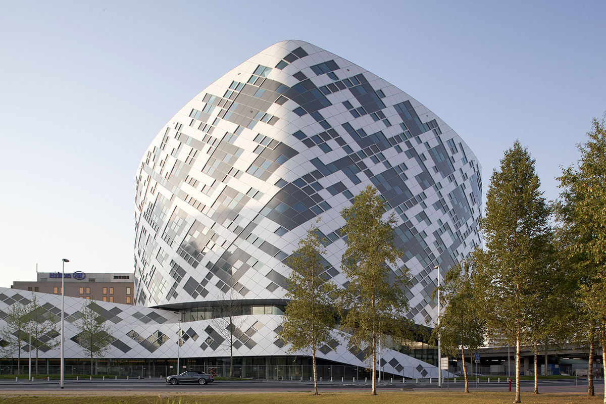 Mecanoo completed its new curvaceous building Hilton Amsterdam Airport Schiphol