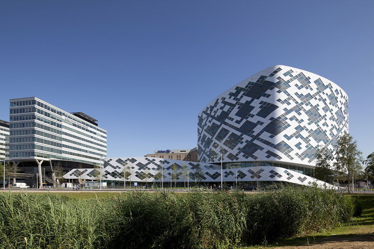 Mecanoo completed its new curvaceous building Hilton Amsterdam Airport Schiphol