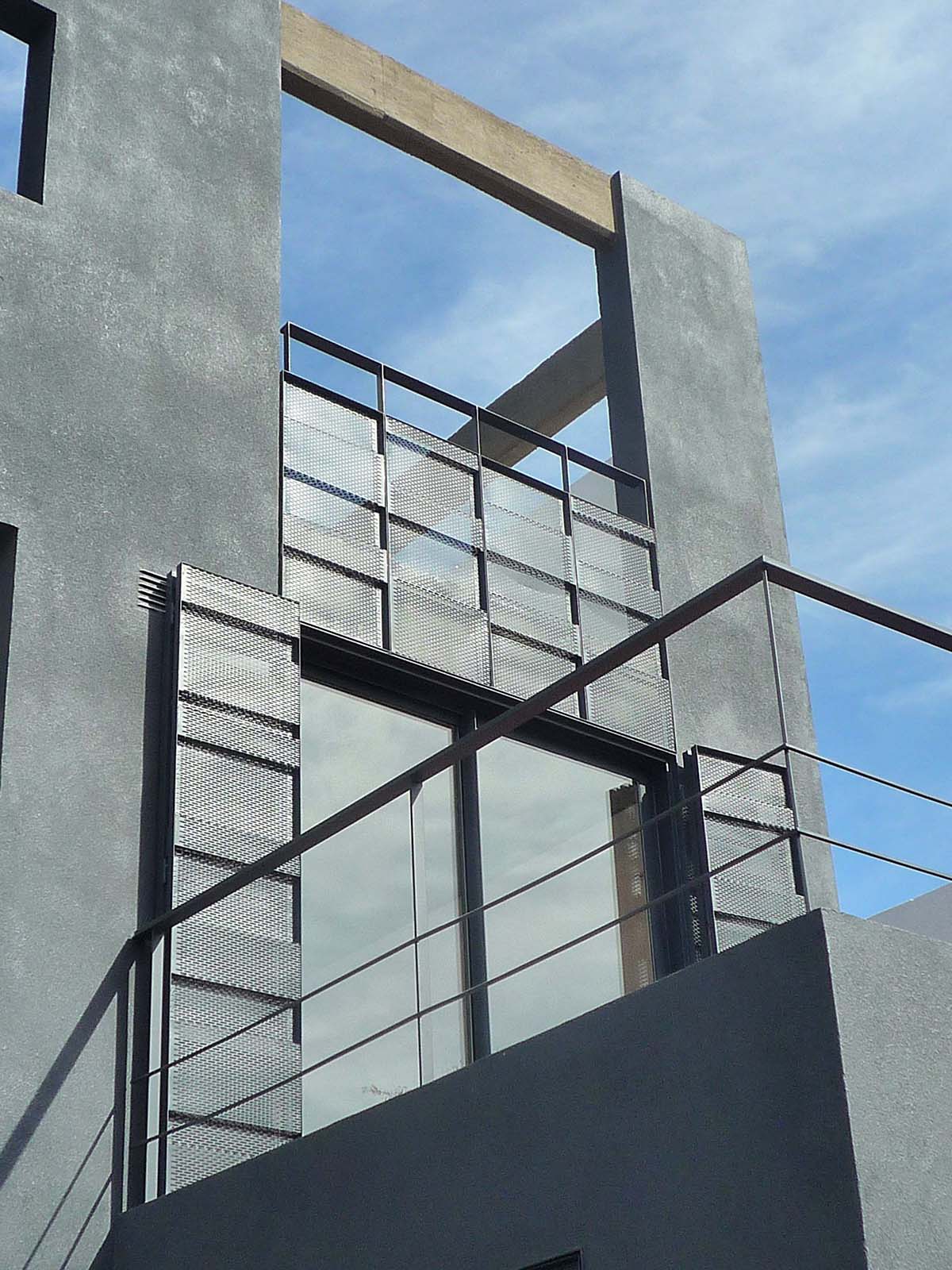 Two Houses Conde represented with various connections in its context designed by HM Architects