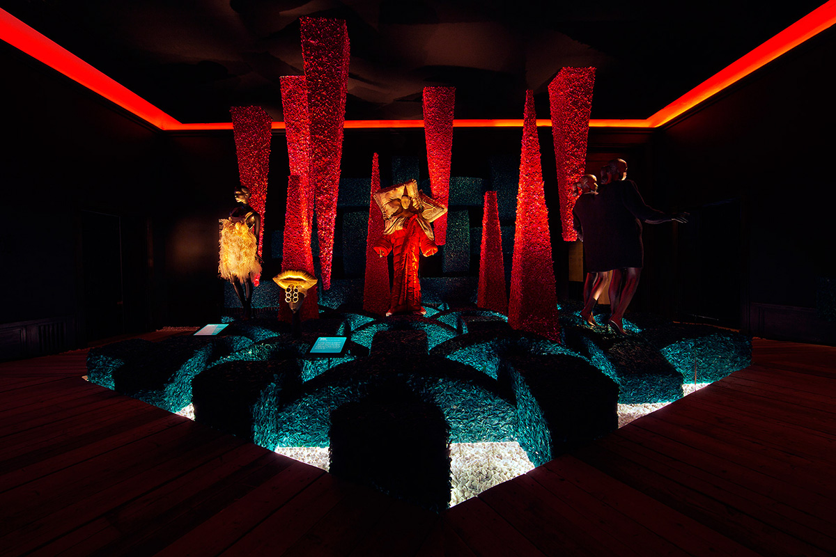 Fashion rerises over futuristic designs fleshed on &rsquo;&rsquo;Utopian Bodies-Fashion Looks Forward&rsquo;&rsquo;