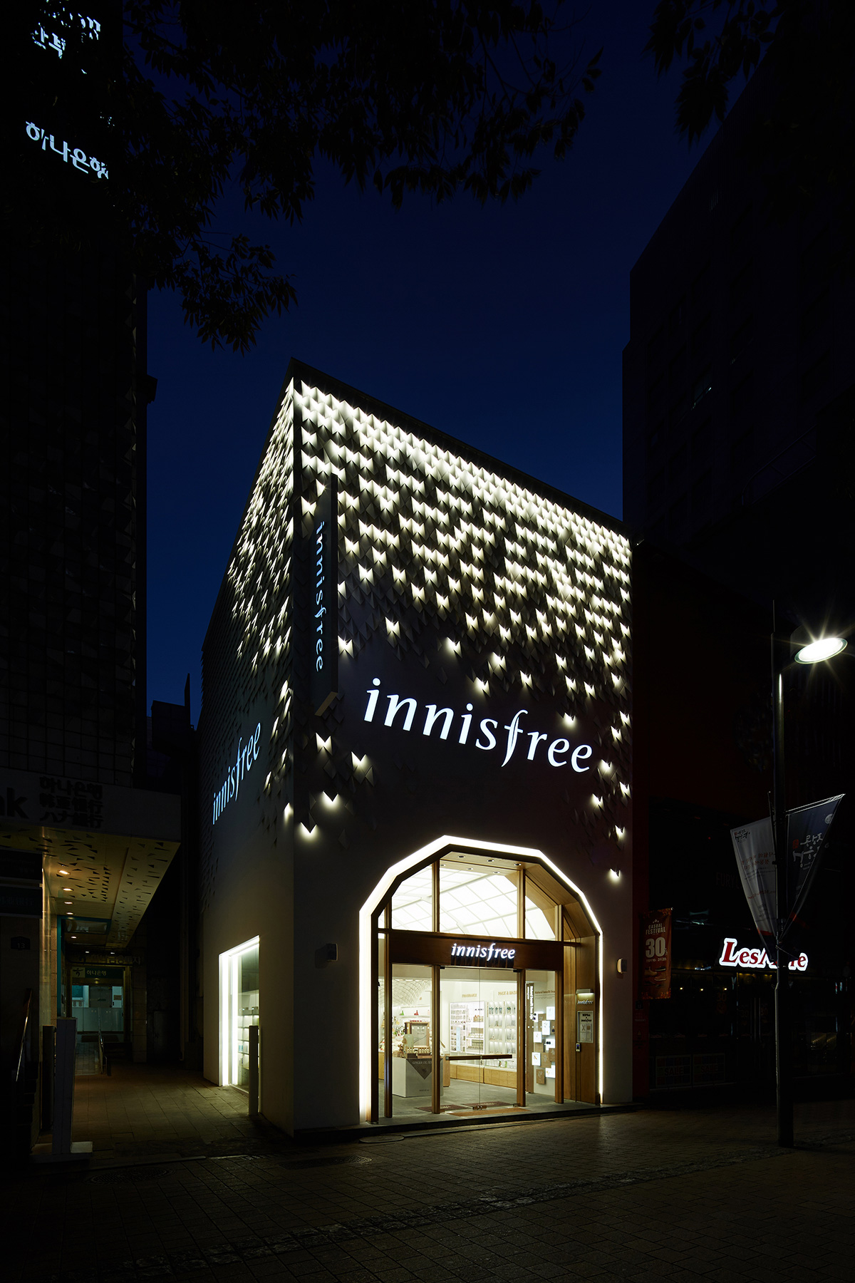 SOFTlab creates a hanging garden made up of natural materials in Seoul’s flagship store