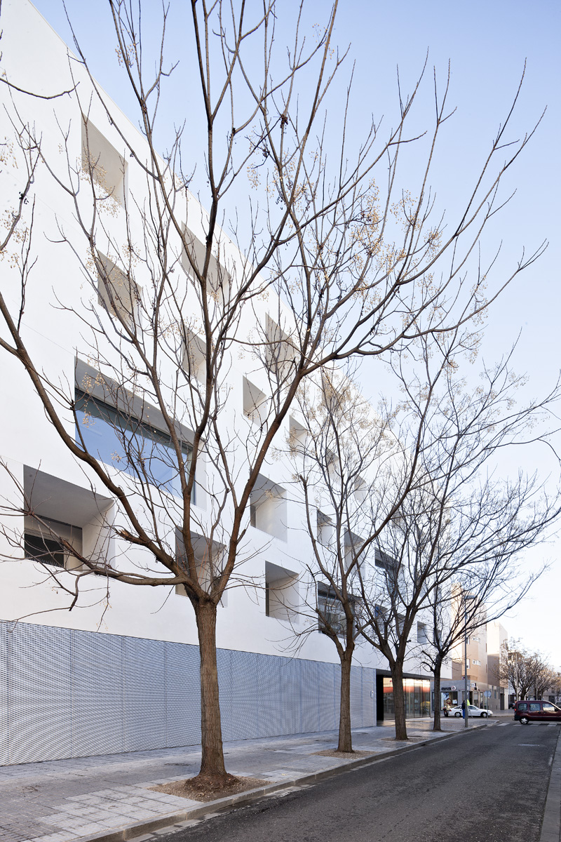 Rafael de La-Hoz completes Education Centre for the University of Cordoba