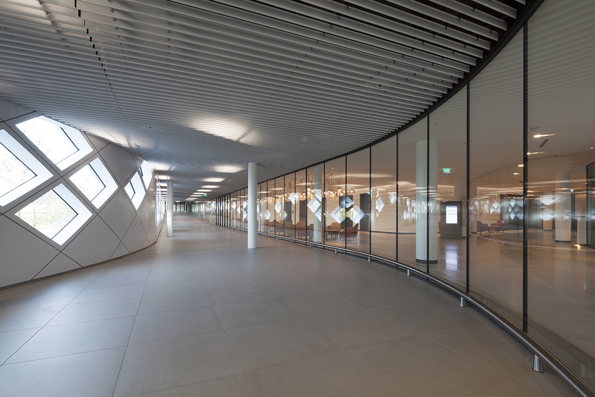Mecanoo completed its new curvaceous building Hilton Amsterdam Airport Schiphol