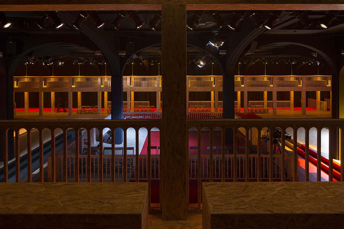 AMO blurres the lines between the audience and actor for 2016 FW Prada Men’s and Women’s Show