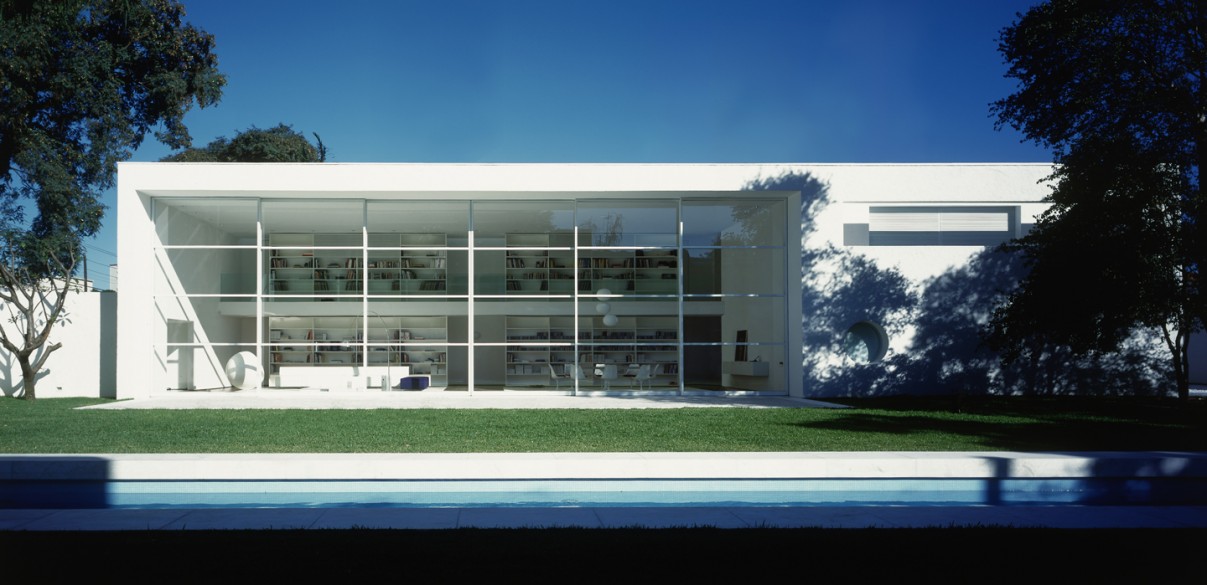 Gama Issa House is a ’’naive’’ white house designed by Studio MK27