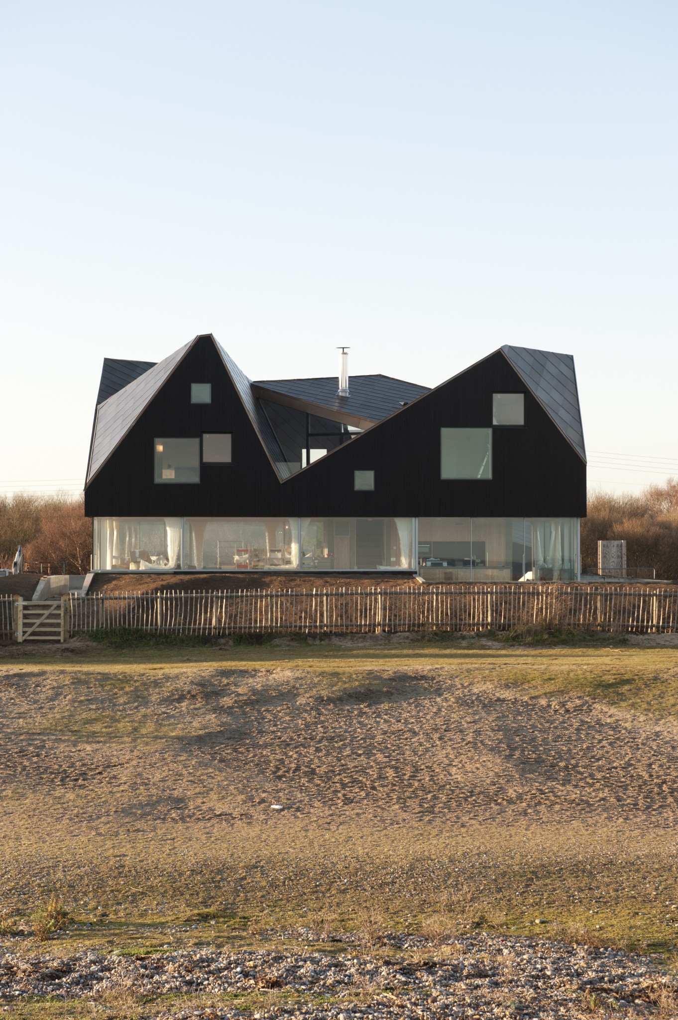 Dune House crushes the glass with its hybrid roof design:looks like a &rsquo;&rsquo;bold hat&rsquo;&rsquo;