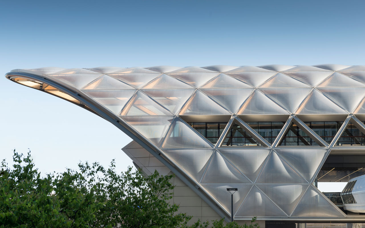 Foster+Partners&rsquo; Crossrail place retail and Roof Garden opened its doors to the public