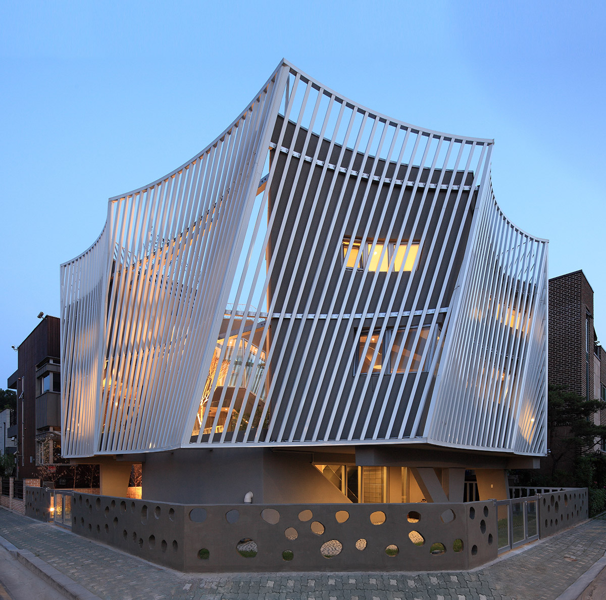 Kyeong Dok Jai is a fragmented complex that maximizes the program of the house