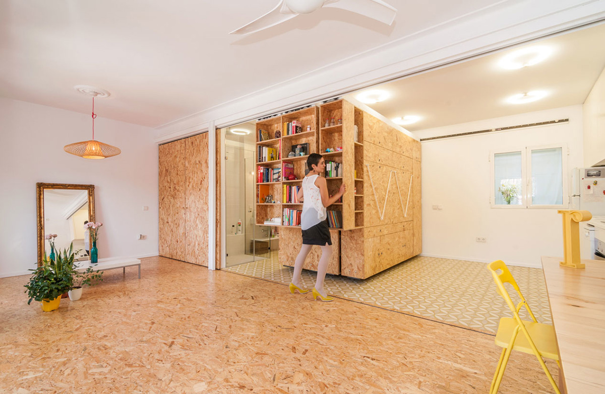 All I Own House materializes the interior of Yolanda’s house through her personal belongings