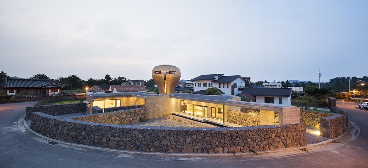 Moon Hoon puts a weird ’’avant-garde’’ piece on wind houses hovering on Jeju Island