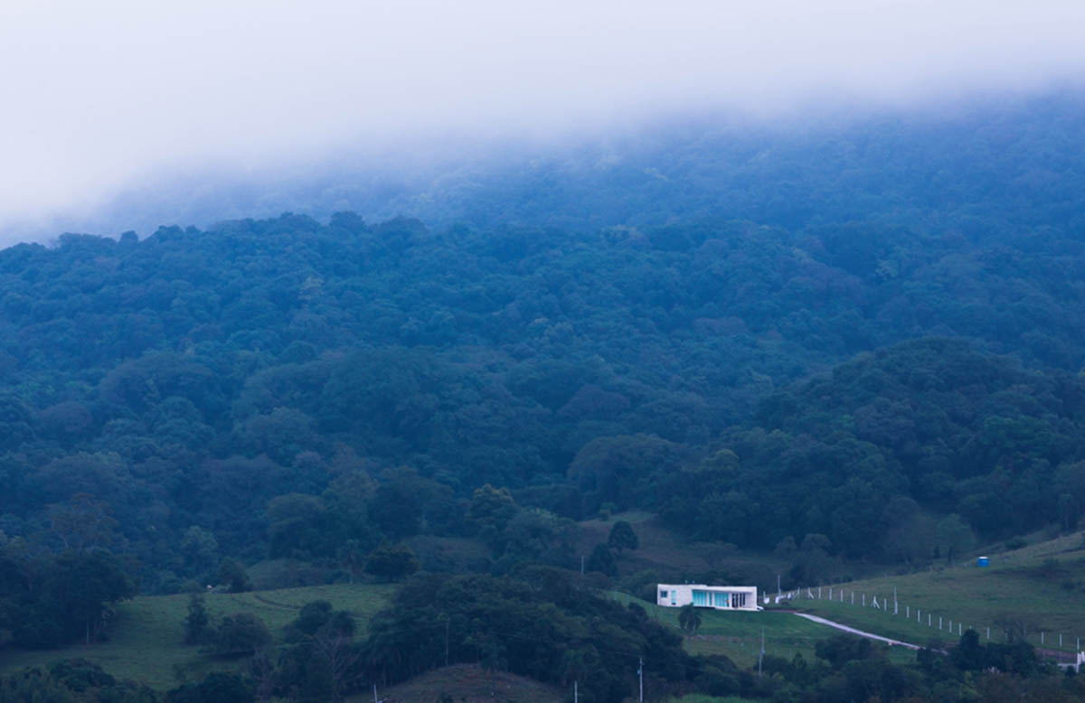 Casa HLM by Rafael Lorentz integrates with landscape presenting a pure view in Brazil