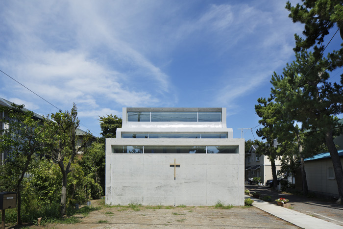Takeshi Hosaka Architects designed a public church in Japan