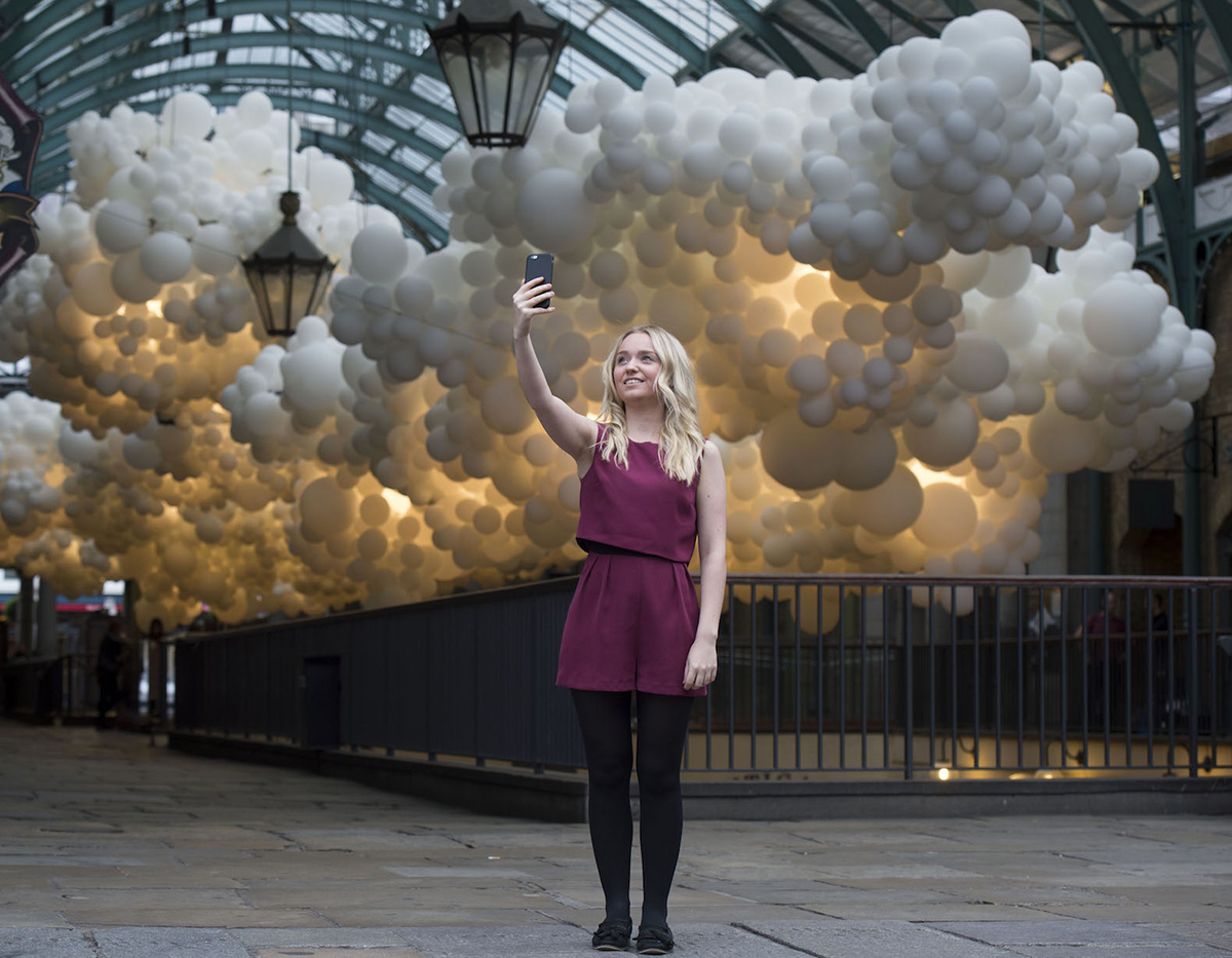 French artist Charles Pétillon fills London’s Covent Garden Market with 100.000 balloons