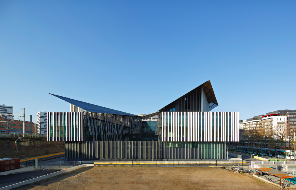 Kengo Kuma&rsquo;s &rsquo;&rsquo;flying&rsquo;&rsquo; roof of Enterpot Macdonald in Paris