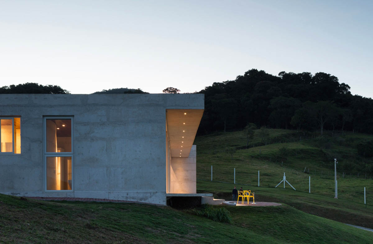 Casa HLM by Rafael Lorentz integrates with landscape presenting a pure view in Brazil