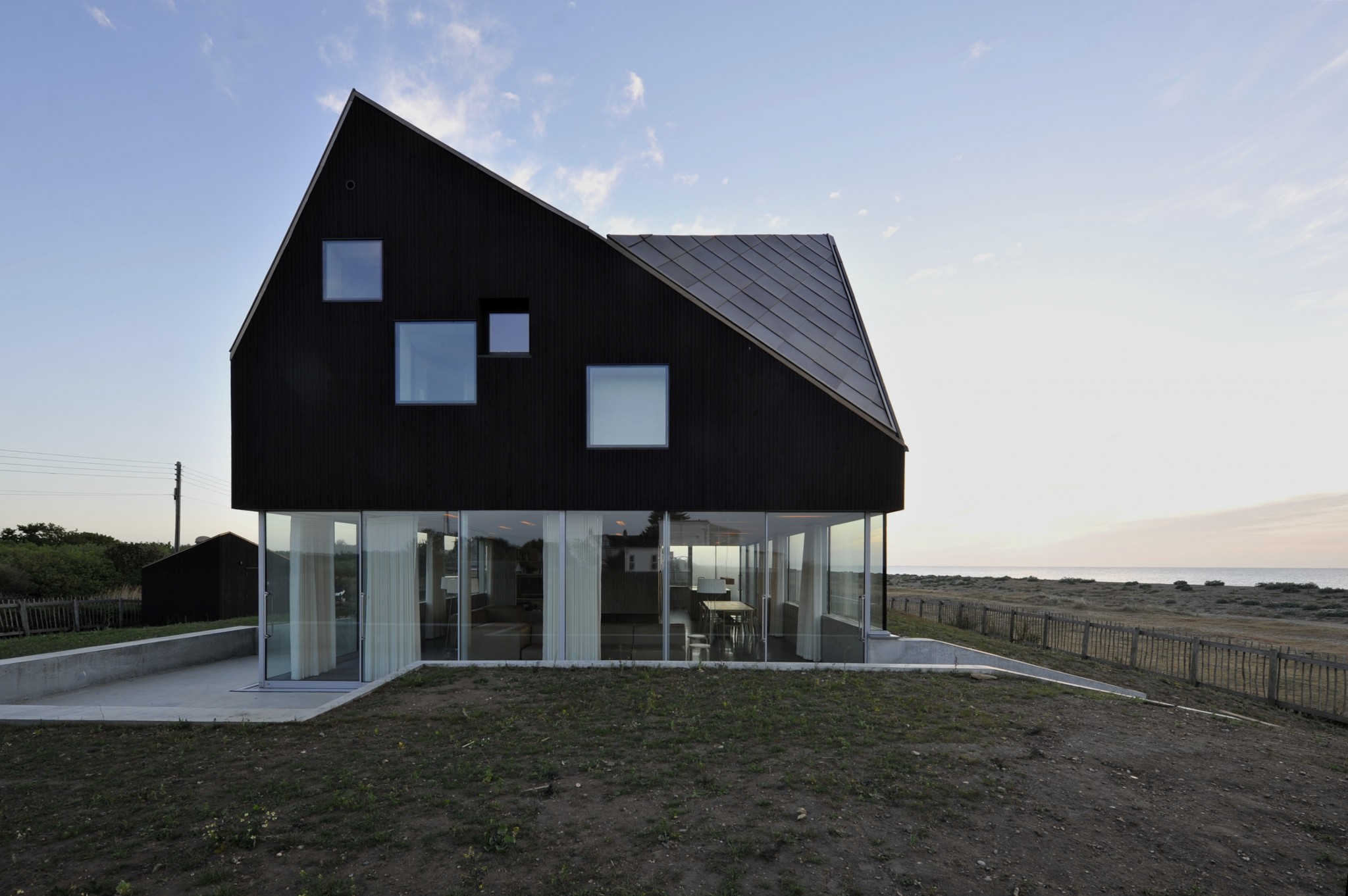 Dune House crushes the glass with its hybrid roof design:looks like a &rsquo;&rsquo;bold hat&rsquo;&rsquo;