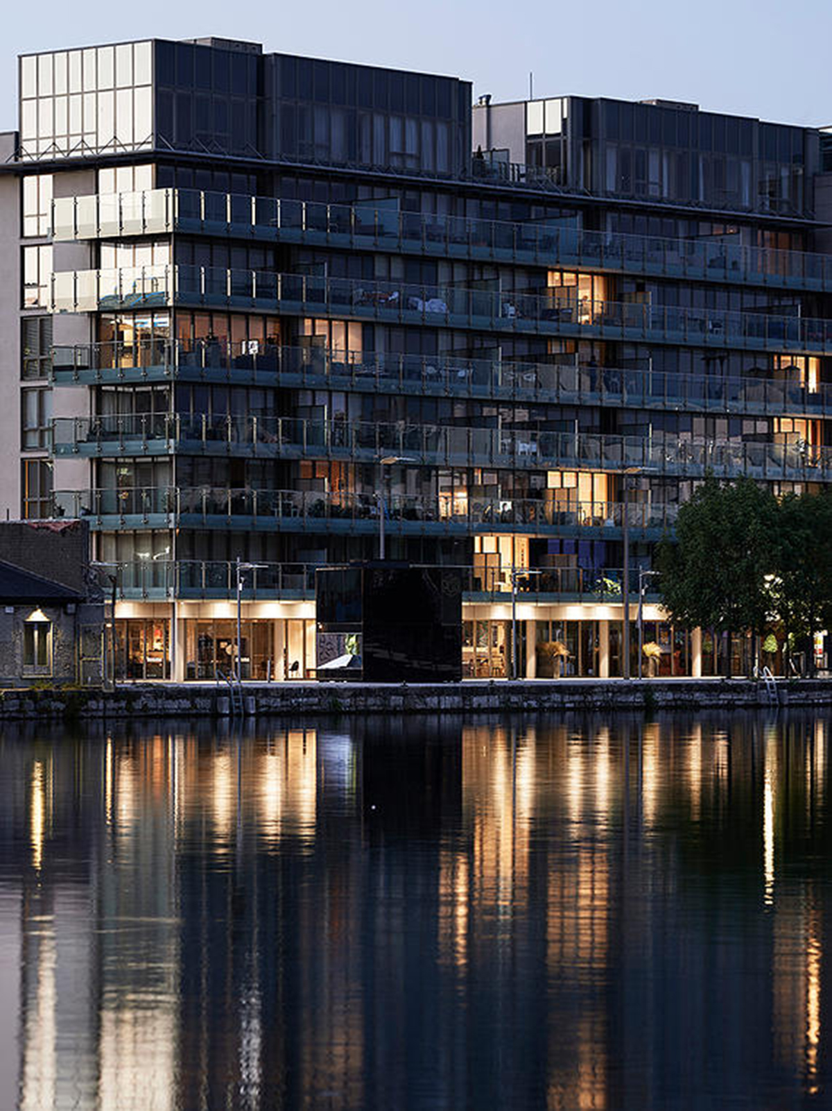 This ’’cube’’ rewrites the renewable energy methods as a new highly-mirrored object in any location