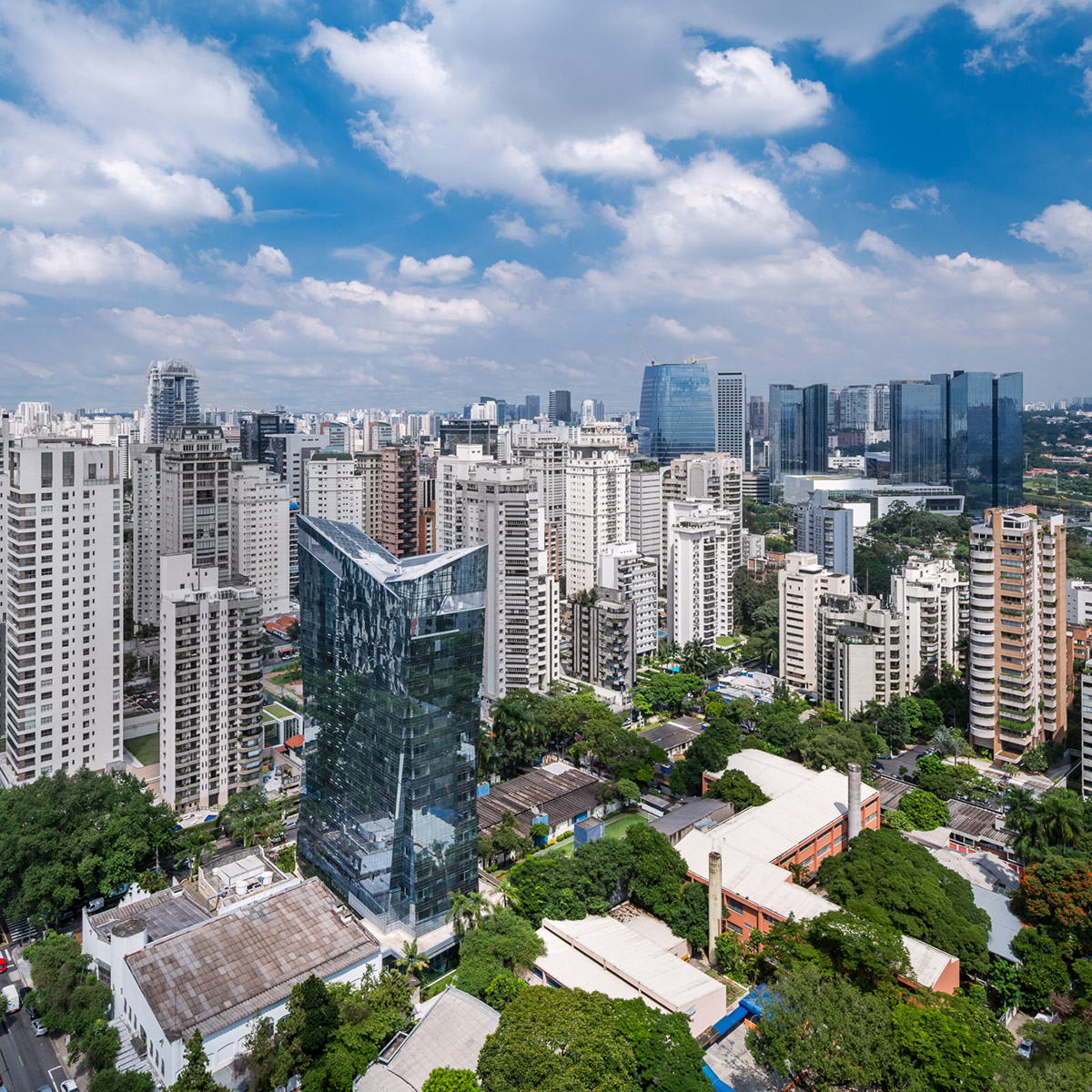 Libeskind’s first luminous residential tower ’’Vitra’’ completed in Brazil