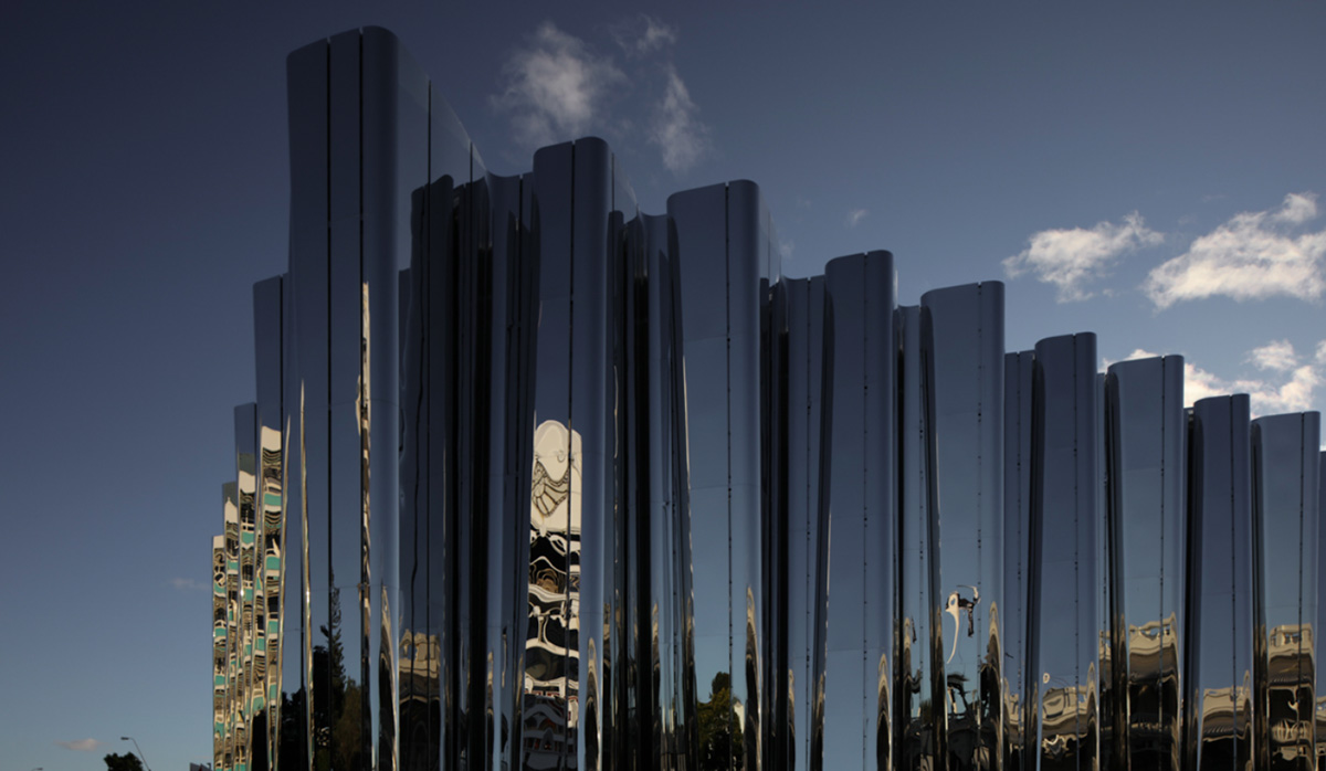 The Len Lye Contemporary Art Museum is a new urban sculpture that creates a holographic effect