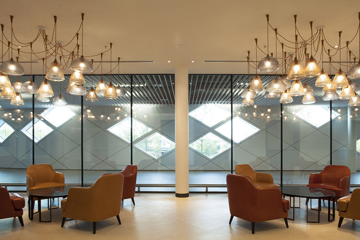 Mecanoo completed its new curvaceous building Hilton Amsterdam Airport Schiphol