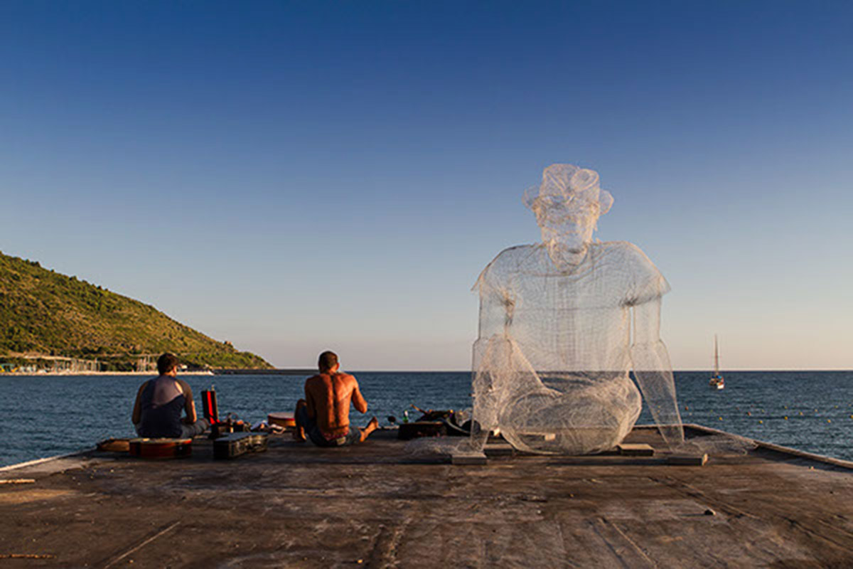 Edoardo Tresoldi creates a huge figurative sculptures by just using ’’wire’’