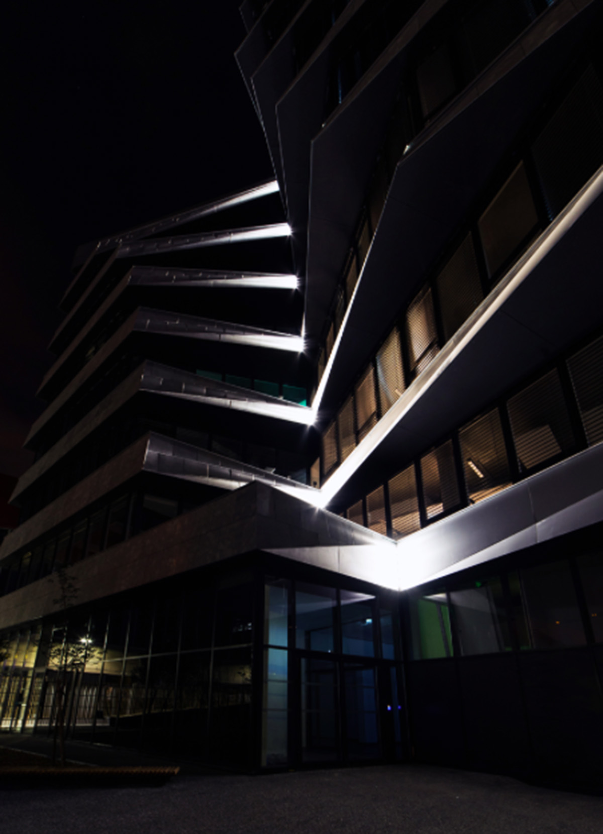 Kengo Kuma’s ’’Hikari’’ reflects the water’s surface in its undulating facade