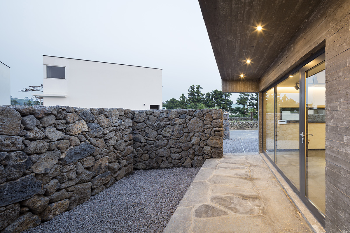 Moon Hoon puts a weird ’’avant-garde’’ piece on wind houses hovering on Jeju Island