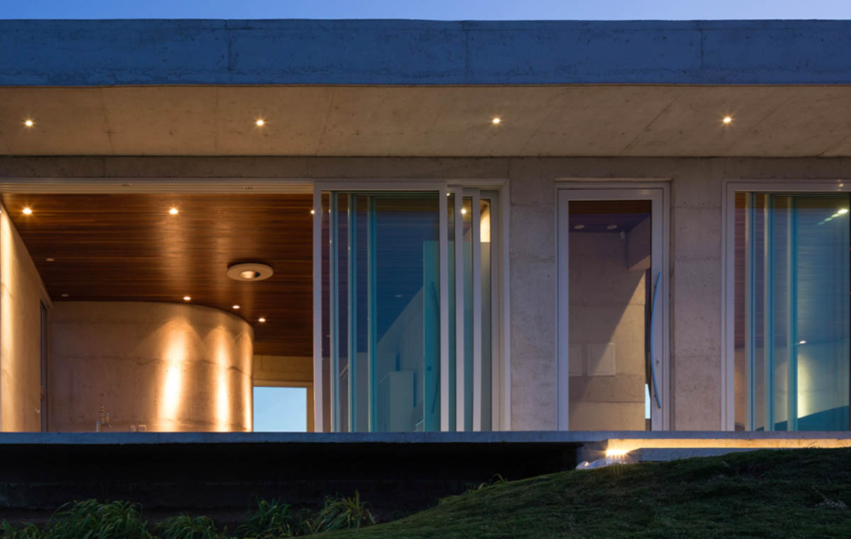Casa HLM by Rafael Lorentz integrates with landscape presenting a pure view in Brazil