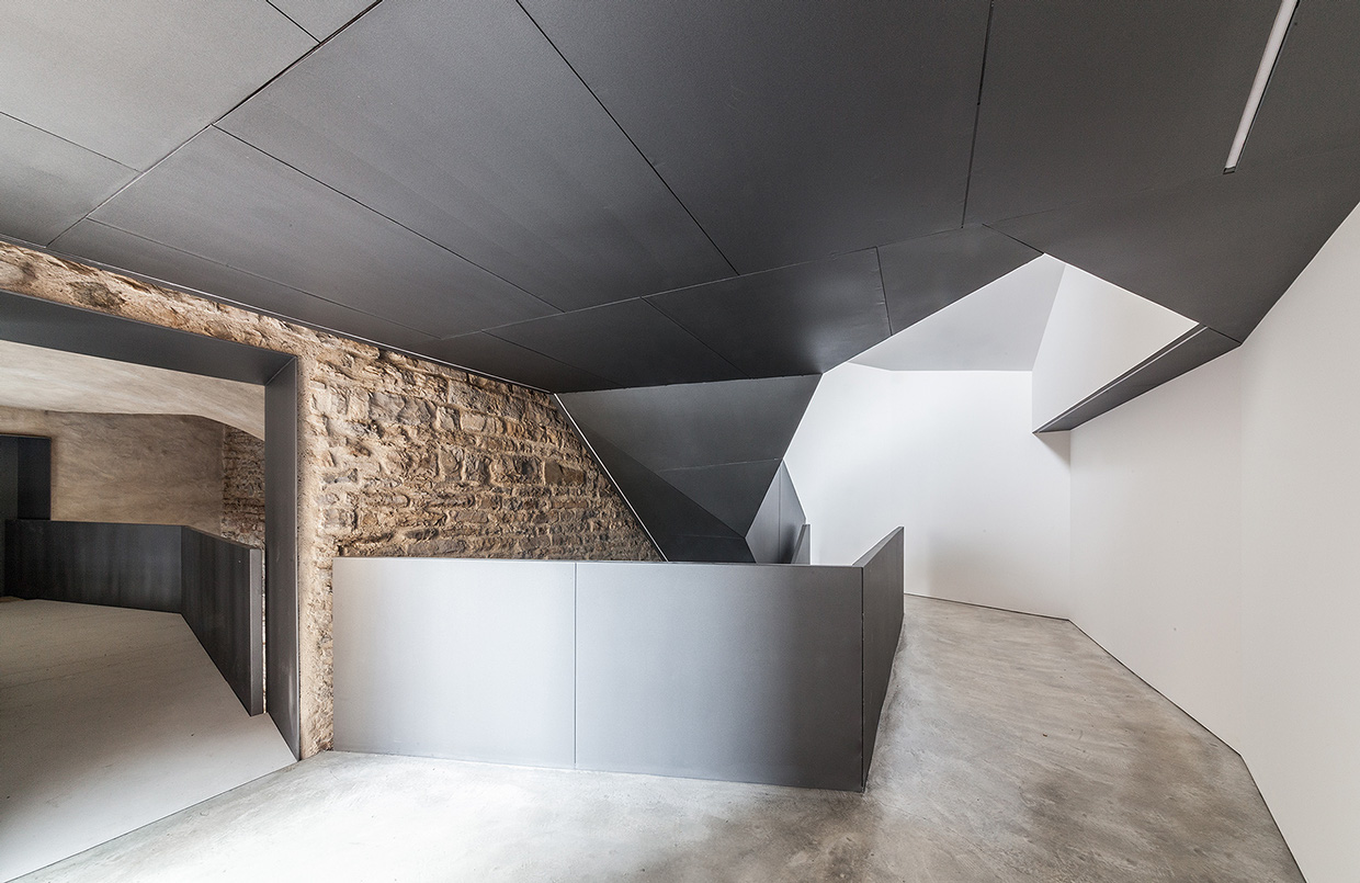 The Torre del Borgo emphasized the historical context of Bergamo by using copper-clad extension