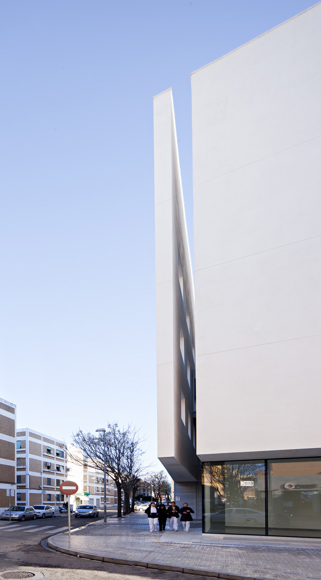 Rafael de La-Hoz completes Education Centre for the University of Cordoba