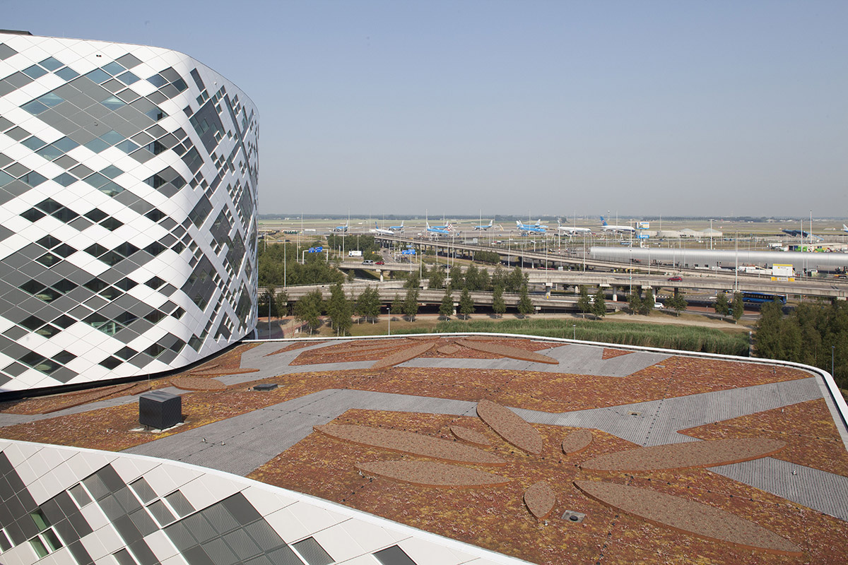 Mecanoo completed its new curvaceous building Hilton Amsterdam Airport Schiphol