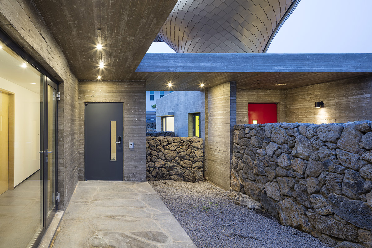 Moon Hoon puts a weird ’’avant-garde’’ piece on wind houses hovering on Jeju Island