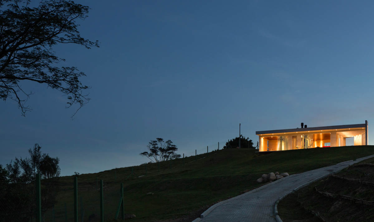 Casa HLM by Rafael Lorentz integrates with landscape presenting a pure view in Brazil