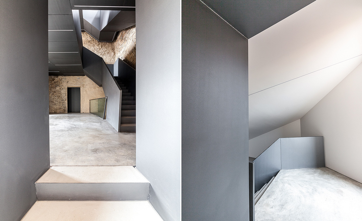 The Torre del Borgo emphasized the historical context of Bergamo by using copper-clad extension