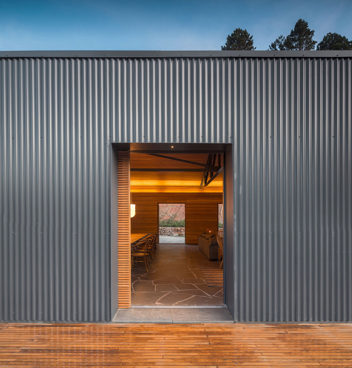 The Mororó House is an opaque and continuous house that integrates climate factors to inside